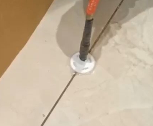 梅江瓷砖空鼓维修公司专业解答瓷砖在铺贴过程中，如果没有涂抹均匀到位的粘结材料（如水泥砂浆或瓷砖胶），可能会导致以下问题